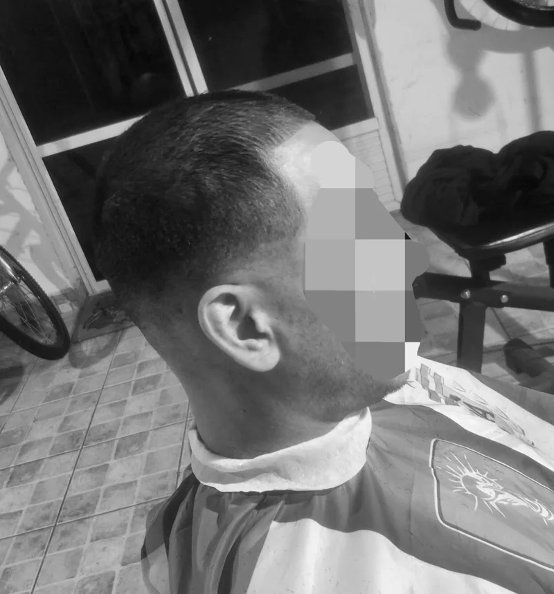 Buzz cut al ras con perfilado frontal